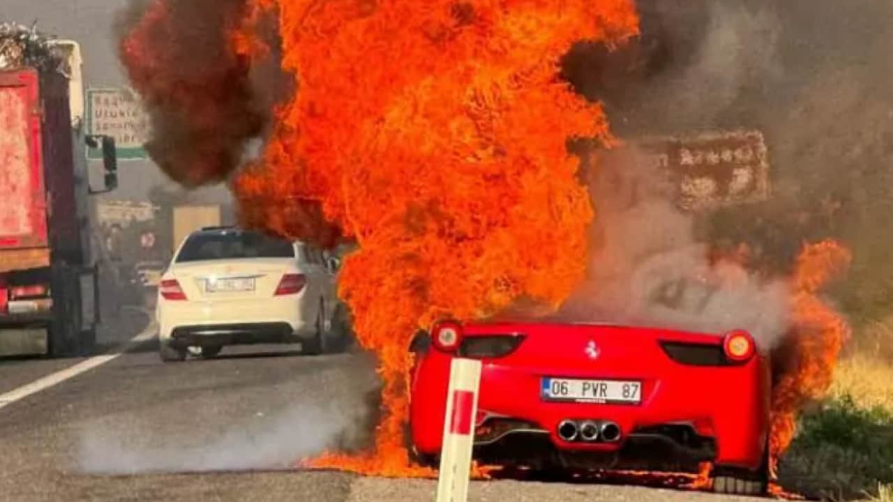 Ankara'da korkutan anlar: Lüks otomobil cayır cayır yandı!