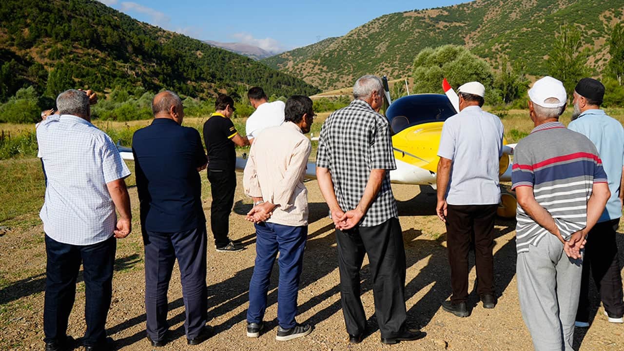 Foto - Annesine verdiği sözü tutup köyüne uçakla gelmişti! 15 gün sonra köylülerin alkışlarıyla havalandı