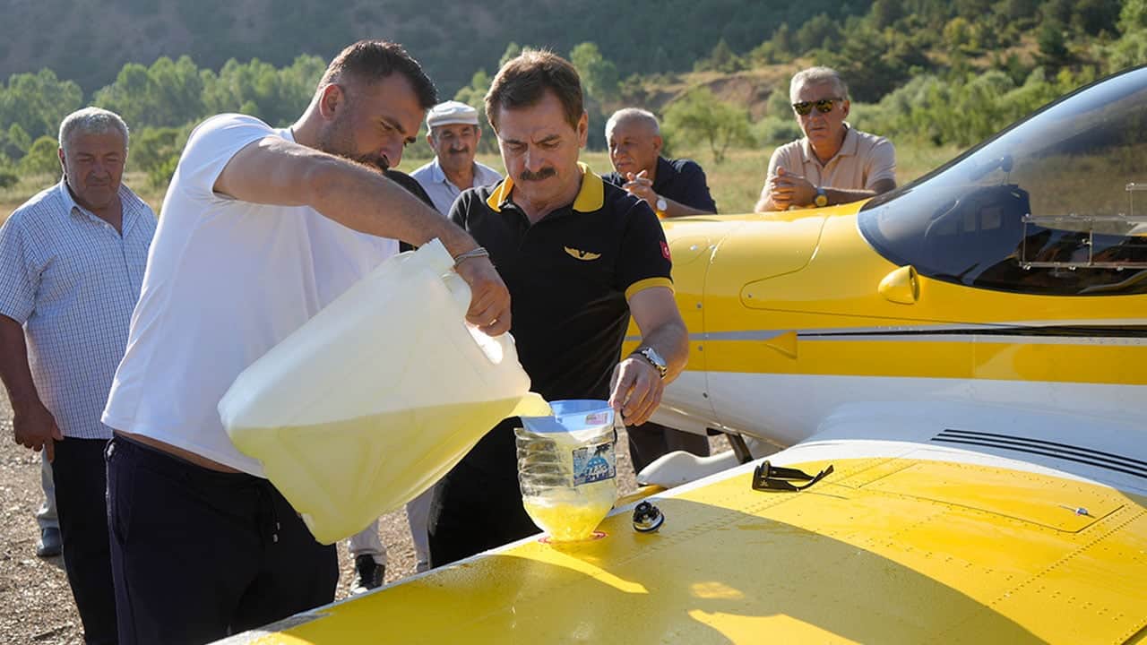 Foto - Annesine verdiği sözü tutup köyüne uçakla gelmişti! 15 gün sonra köylülerin alkışlarıyla havalandı