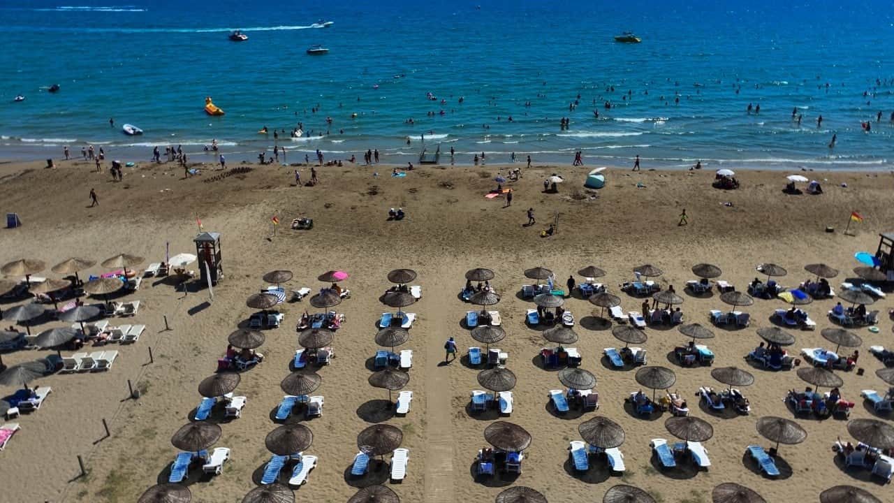 Foto - Antalya halk plajları iki milyonu aşkın ziyaretçiyle dolup taştı: 'Ücretsiz' deniz keyfi yaşanıyor...