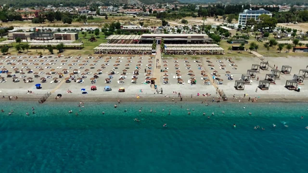 Foto - Antalya halk plajları iki milyonu aşkın ziyaretçiyle dolup taştı: 'Ücretsiz' deniz keyfi yaşanıyor...