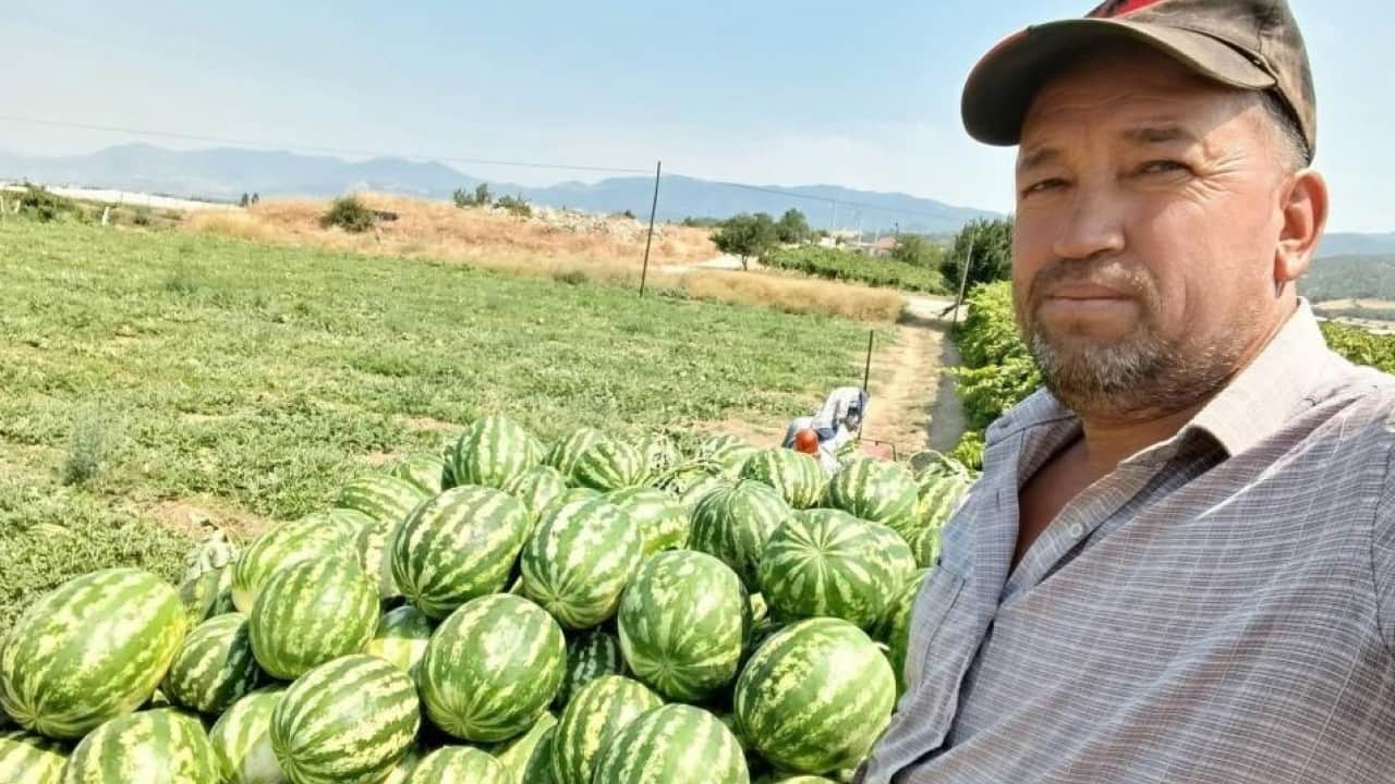Foto - Aracıyı devre dışı bıraktı! Karpuzunu pazarda kendisi satıyor