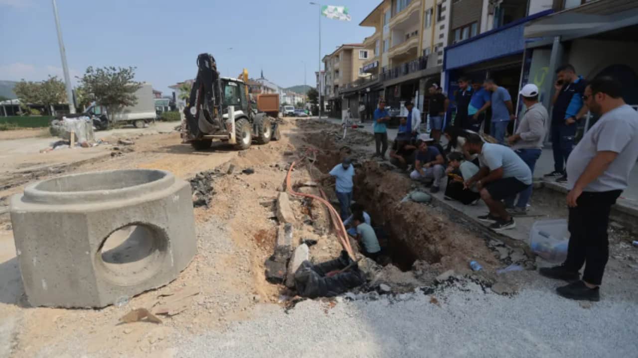 Foto - Asfaltın altından çıkan şok etti! Yol çalışması durduruldu!