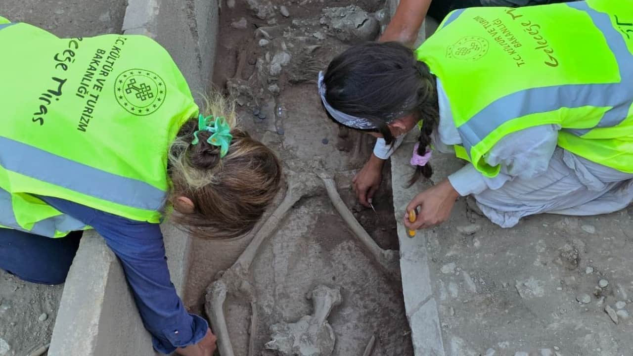 Foto - Aspendos'ta 2 bin 400 yıllık güreşçi mezarı keşfedildi
