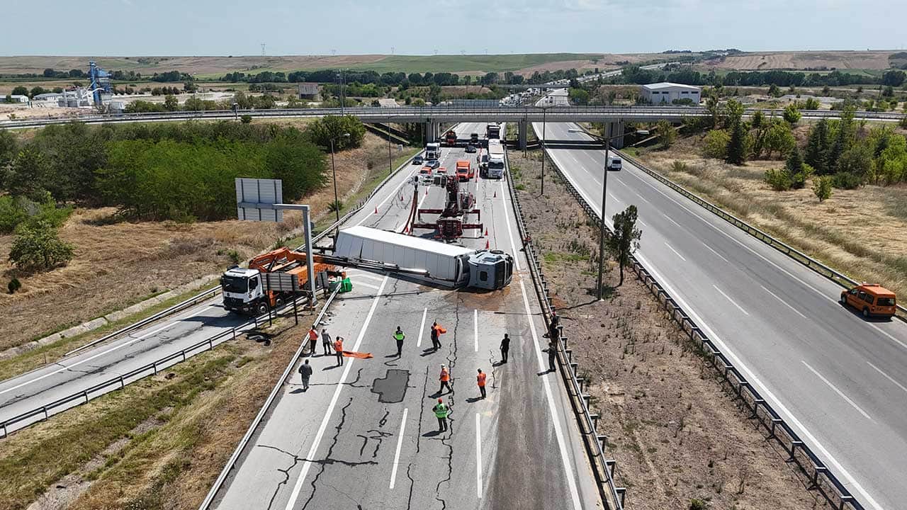 Avrupa Otoyolu'nda dev kaza! Devrilen tır saatlerce yolu kilitledi!