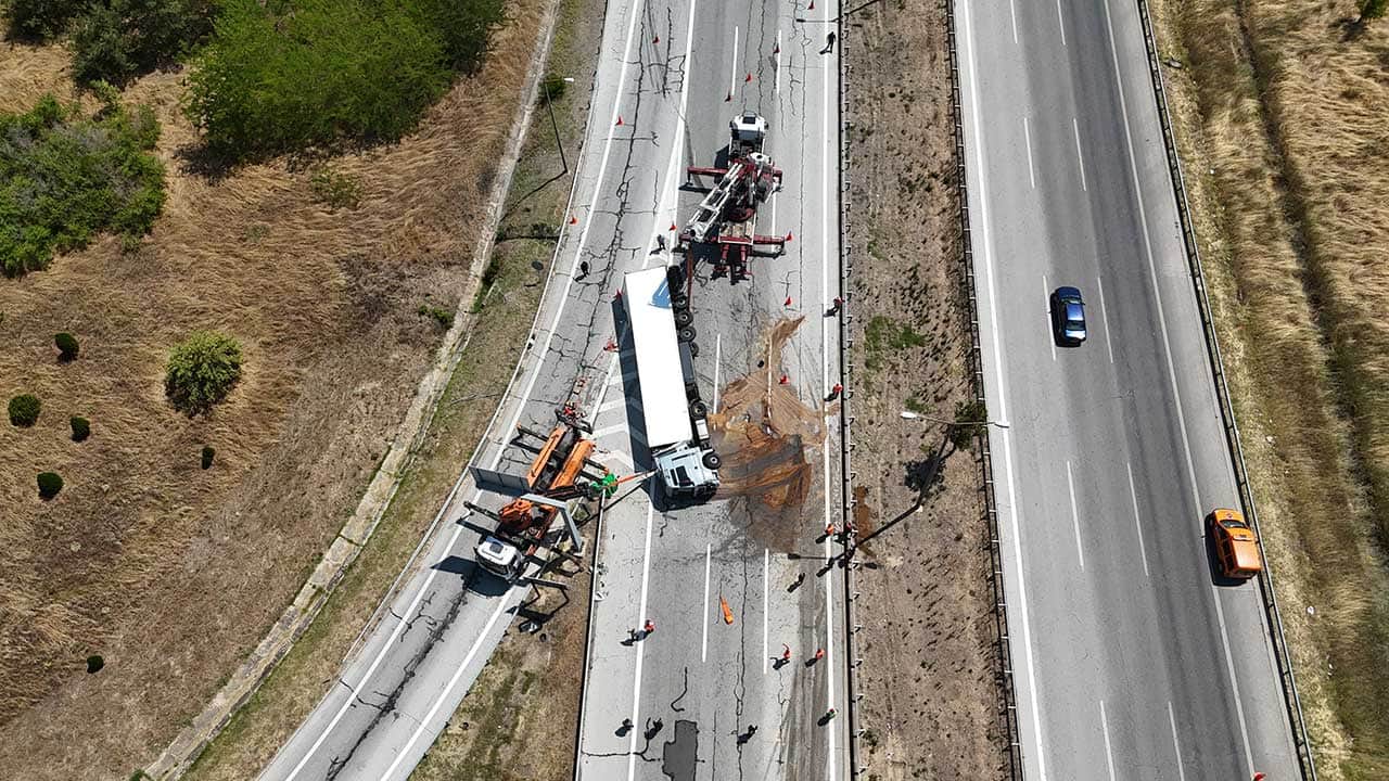Foto - Avrupa Otoyolu'nda dev kaza! Devrilen tır saatlerce yolu kilitledi!