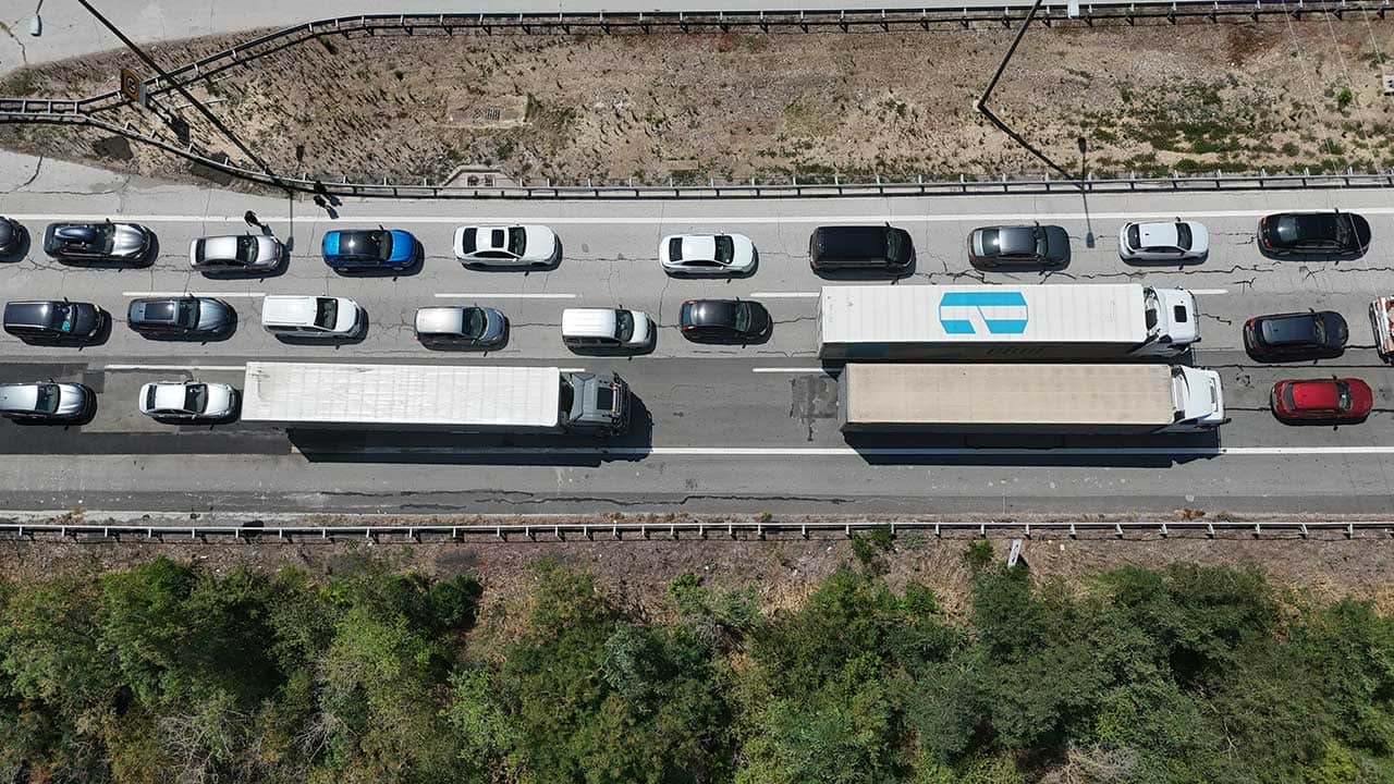 Foto - Avrupa Otoyolu'nda dev kaza! Devrilen tır saatlerce yolu kilitledi!