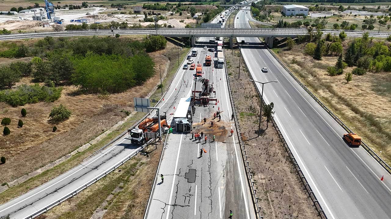 Foto - Avrupa Otoyolu'nda dev kaza! Devrilen tır saatlerce yolu kilitledi!