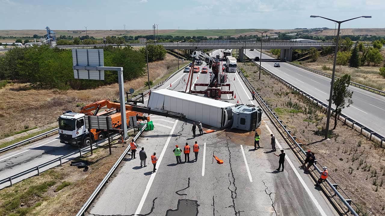 Foto - Avrupa Otoyolu'nda dev kaza! Devrilen tır saatlerce yolu kilitledi!