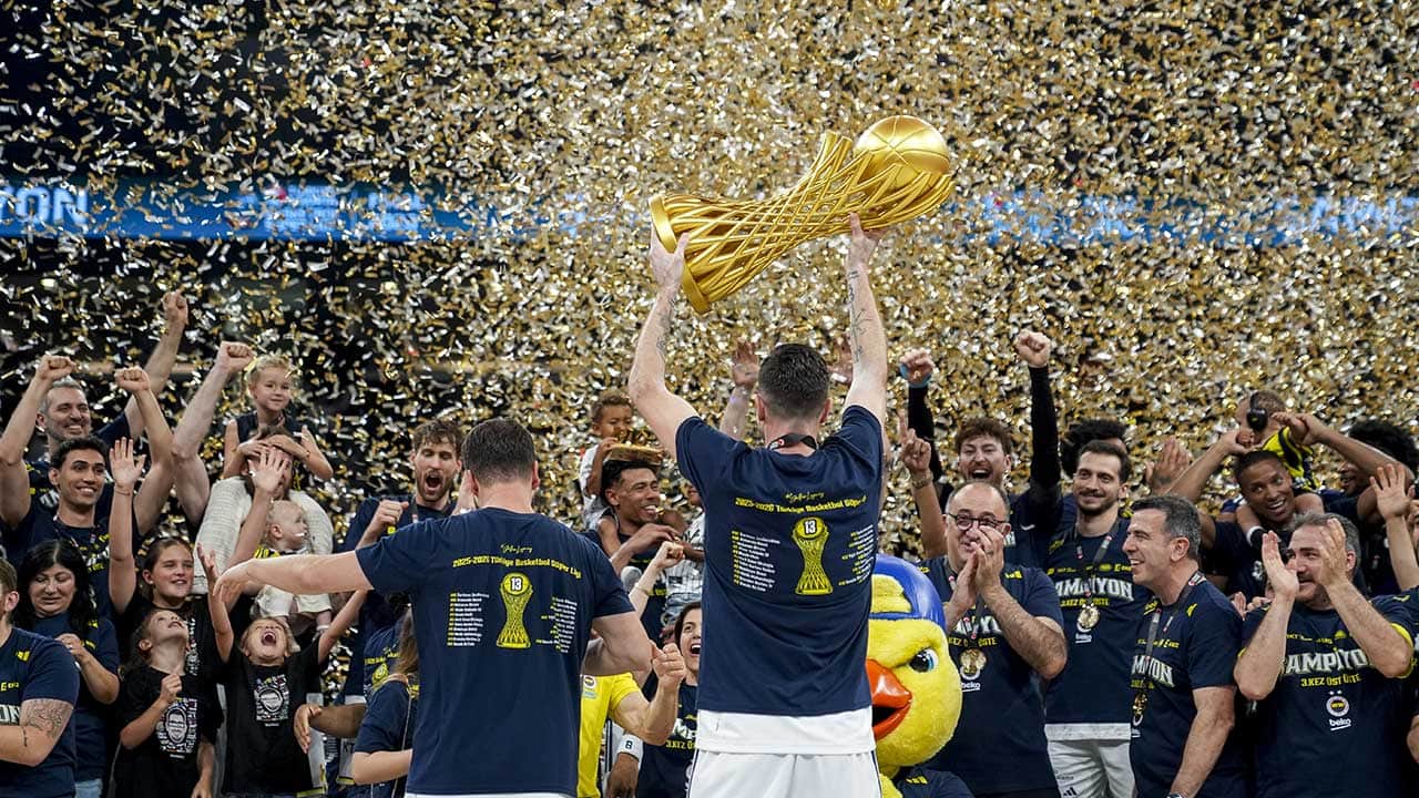 Foto - Aziz Yıldırım'ın ayağının tozuyla Fenerbahçe Basketbol Süper Ligi'nde şampiyon oldu