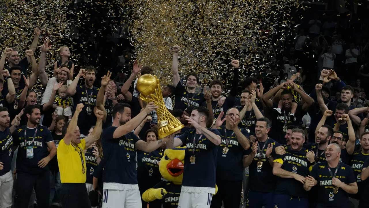 Foto - Aziz Yıldırım'ın ayağının tozuyla Fenerbahçe Basketbol Süper Ligi'nde şampiyon oldu