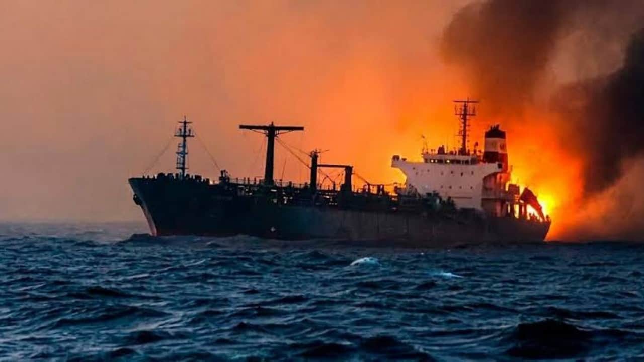 Foto - BAE ulusal petrol şirketi ADNOC'a ait İran Hürmüz’de iki tankeri vurdu