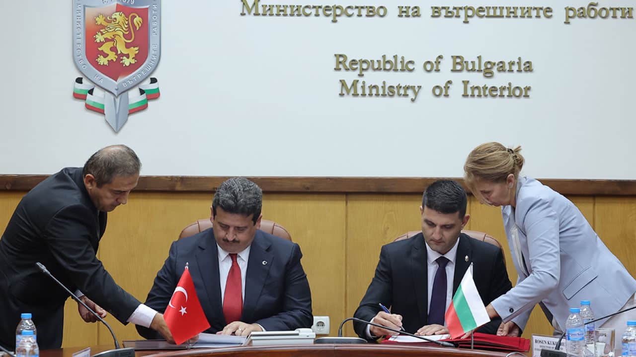Foto - Bakan Çiftçi, sınırları aşan suç örgütlerinin peşinde! Bulgaristan ile mutabakat zaptı imzalandı 