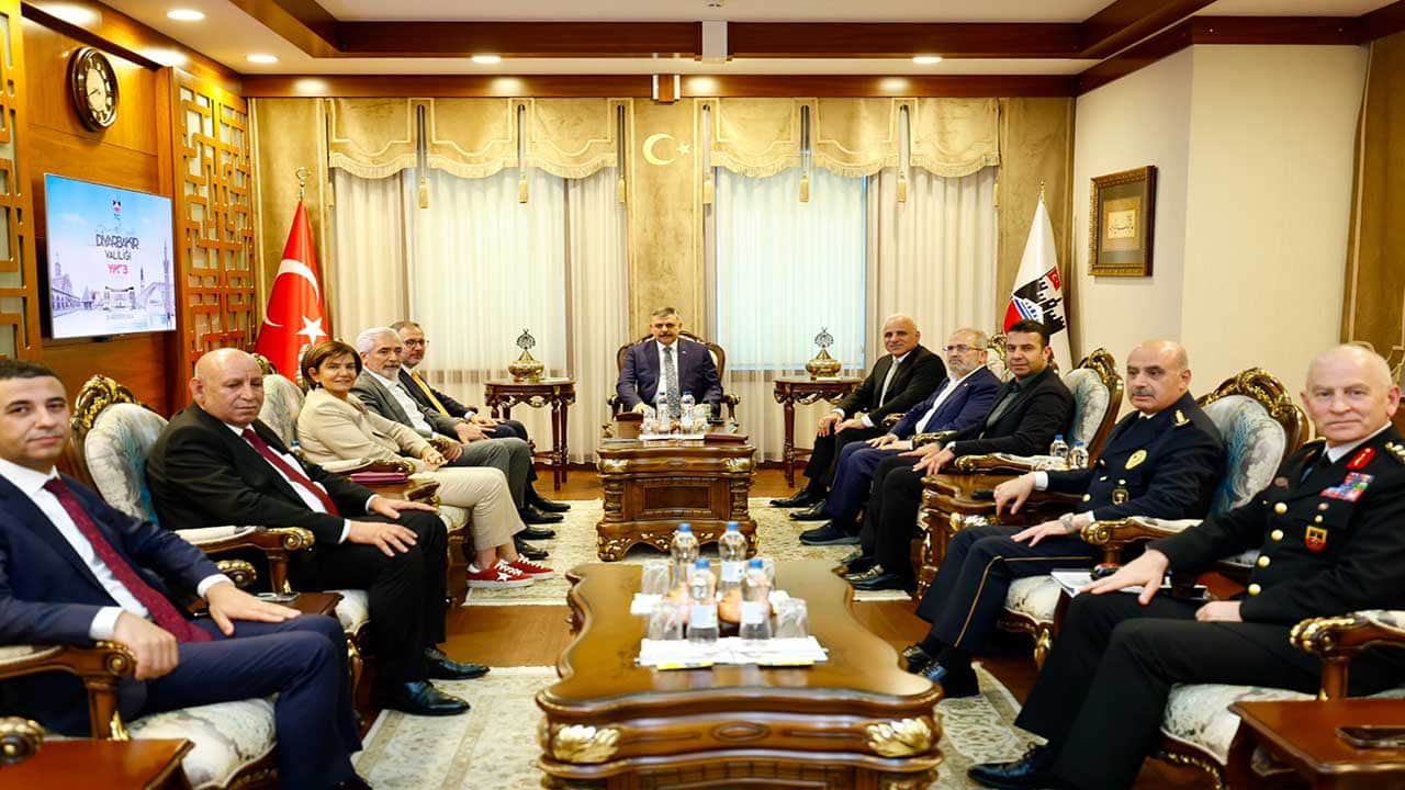 Foto - Bakan Çiftçi'den kirli çarkın elebaşlarına tokat gibi cevap! Dindar halkımız başka, şantaj ve rant şebekesi Alihan Kuriş çetesi başka!