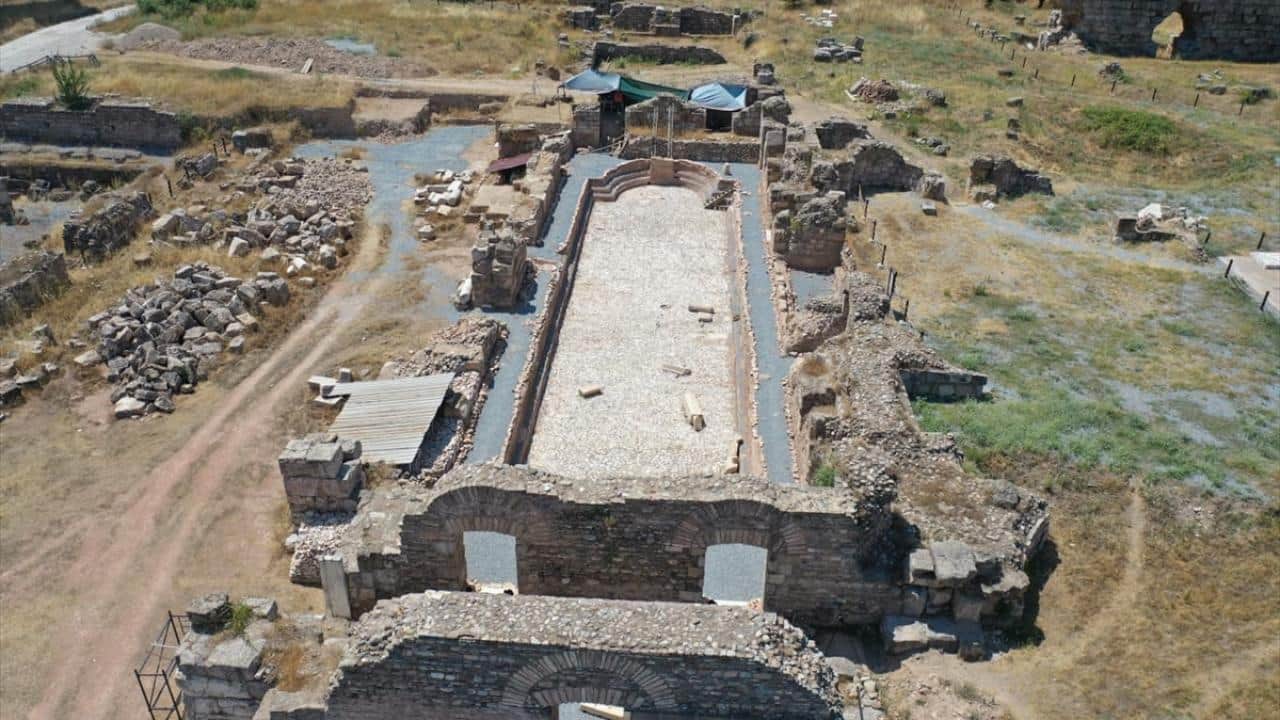 Foto - Bakan Ersoy duyurdu! Aydın’da 2 bin yıllık antik havuz gün yüzüne çıkarıldı