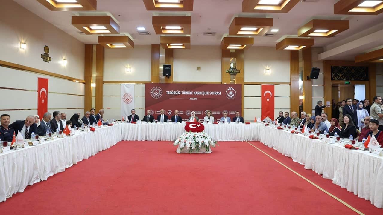 Foto - Bakan Göktaş, ‘Terörsüz Türkiye Kardeşlik Sofrası’nda konuştu: Ailelerimizi provoke etmek isteyenler var! Bunlara fırsat vermeyeceğiz