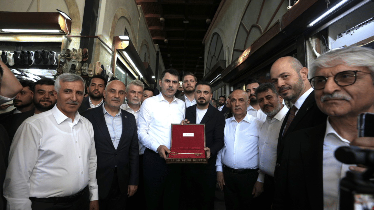 Foto - Bakan Kurum’a çok anlamlı hediye: Depremde yıkılan çarşıyı ayağa kaldırmıştı! ‘Allah seni darda koymasın’