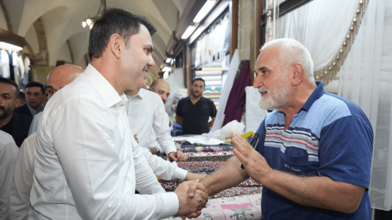 Foto - Bakan Kurum’a çok anlamlı hediye: Depremde yıkılan çarşıyı ayağa kaldırmıştı! ‘Allah seni darda koymasın’