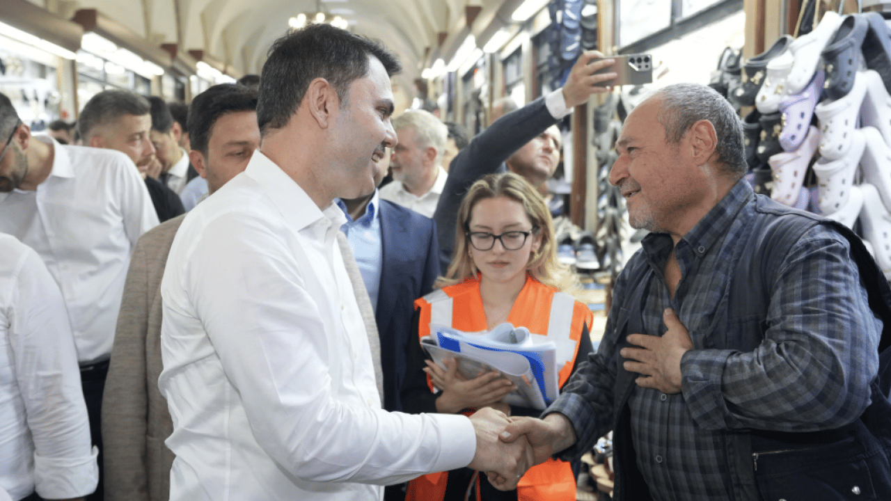 Foto - Bakan Kurum’a çok anlamlı hediye: Depremde yıkılan çarşıyı ayağa kaldırmıştı! ‘Allah seni darda koymasın’