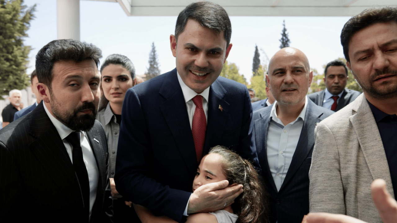 Foto - Bakan Kurum’a çok anlamlı hediye: Depremde yıkılan çarşıyı ayağa kaldırmıştı! ‘Allah seni darda koymasın’