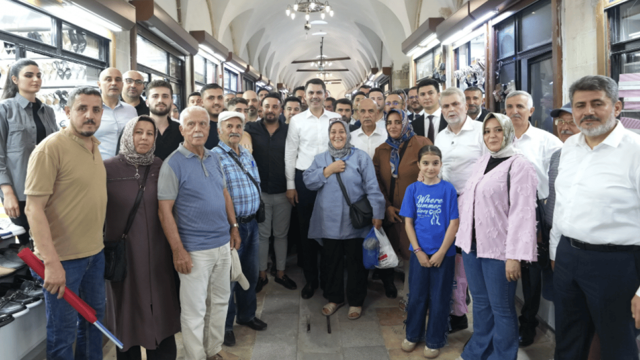 Foto - Bakan Kurum’a çok anlamlı hediye: Depremde yıkılan çarşıyı ayağa kaldırmıştı! ‘Allah seni darda koymasın’