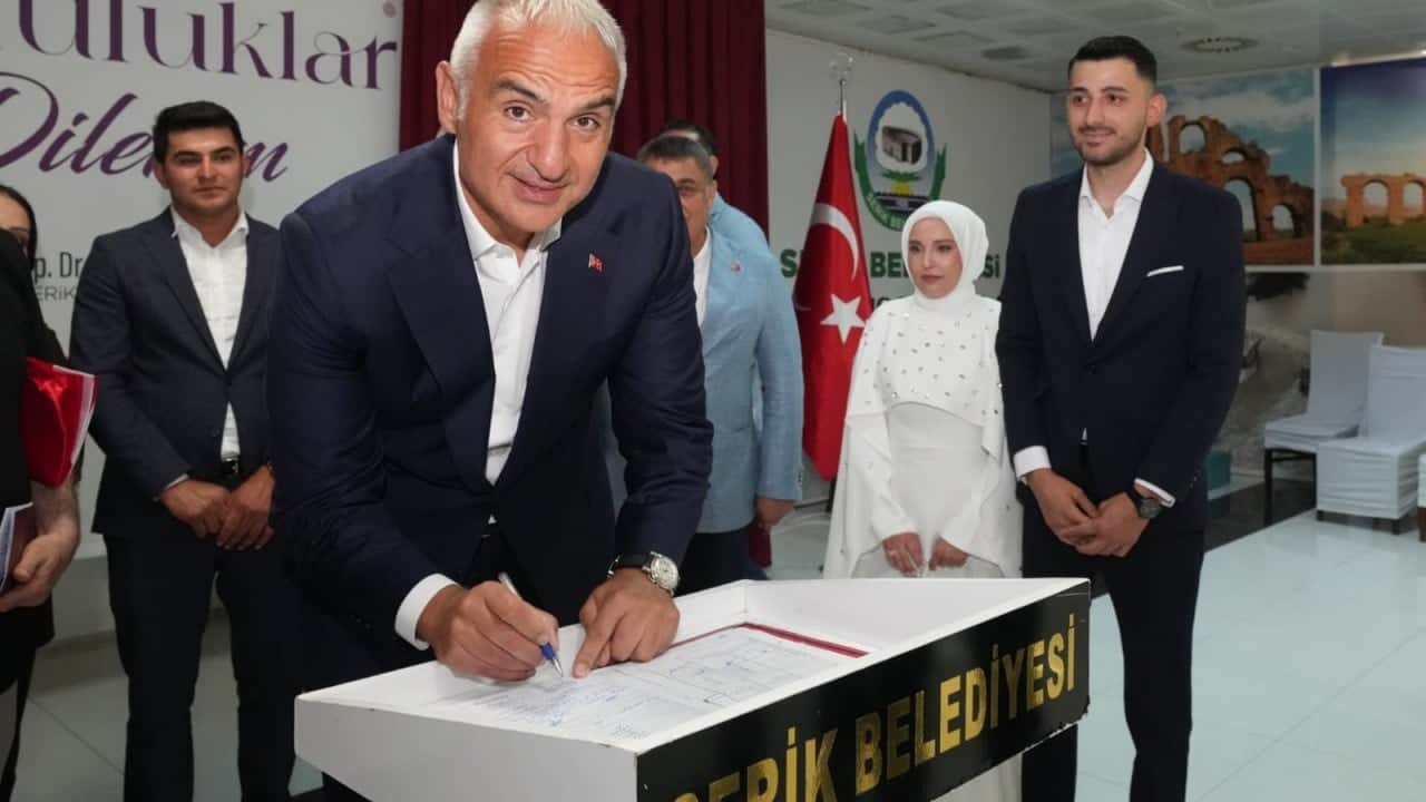 Bakan Nuri Ersoy'dan yeni evlenen çifte sürpriz