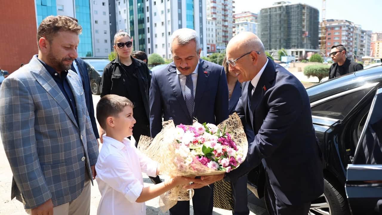 Bakan Şimşek Rize’de! Çay tadımının ardından iş dünyasıyla buluştu