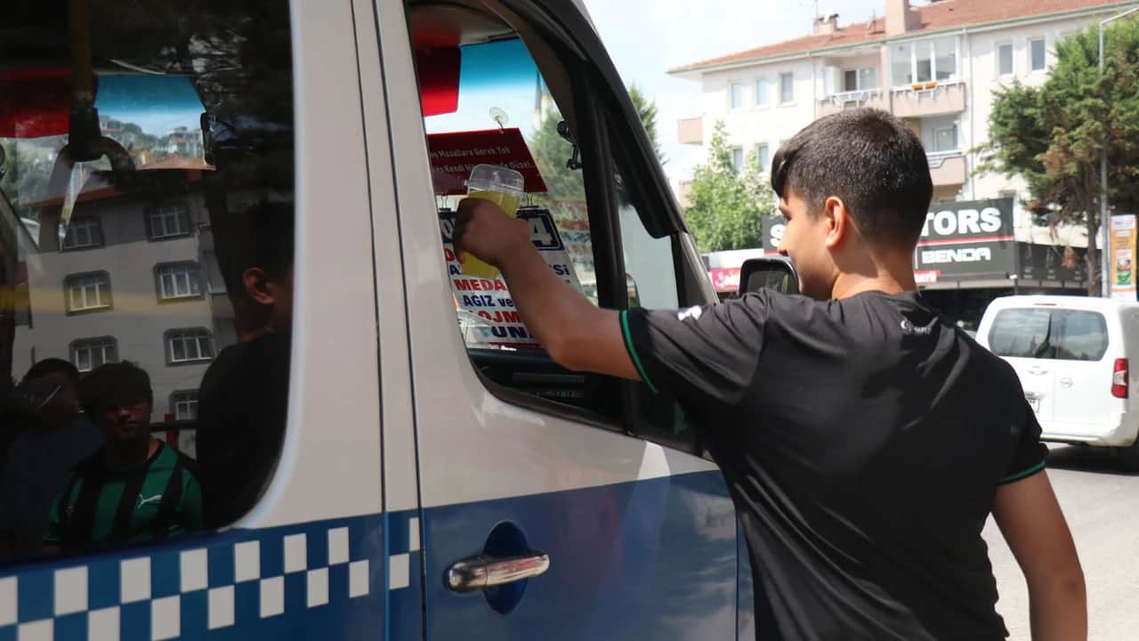 Bakın ekmeğini nasıl çıkarıyor! 14 yaşındaki çocuk asgari ücretin üç katını kazanıyor