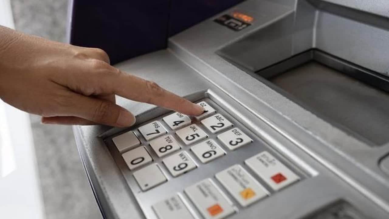 Bankada hesabı olanlar aman dikkat! Sadece bir dakikada bütün hesabı boşaltıyorlar: Bu saat aralıklarında kartı sakın ATM’ye sokmayın