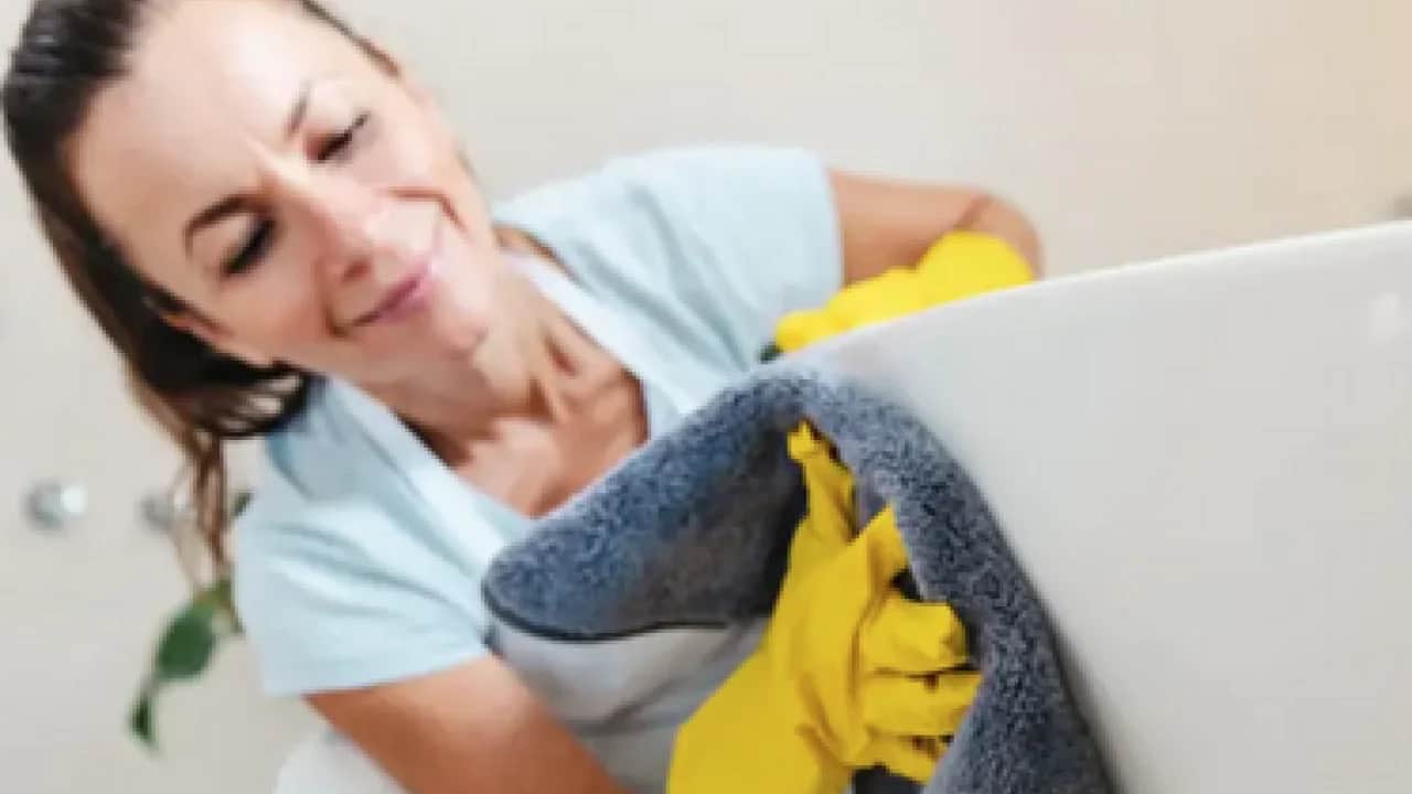 Banyo temizliği yaparken dikkat: Küvete bu mutfak ürününü dökün çağrısı yapıldı! Çok etkisi var