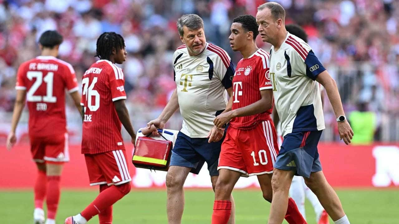 Foto - Bayern Münih maçında korku dolu anlar! Dünyaca ünlü futbolcu sahada bayıldı