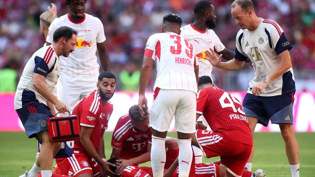 Foto - Bayern Münih maçında korku dolu anlar! Dünyaca ünlü futbolcu sahada bayıldı