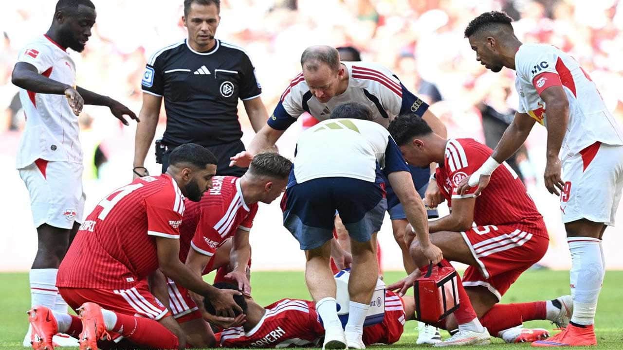 Foto - Bayern Münih maçında korku dolu anlar! Dünyaca ünlü futbolcu sahada bayıldı