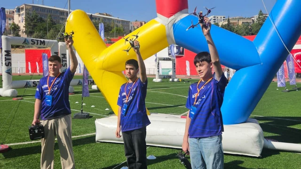 Foto - Bayraktar drone takımı Şırnak'tan kupayla döndü! Havada bir başarıya daha imza attılar