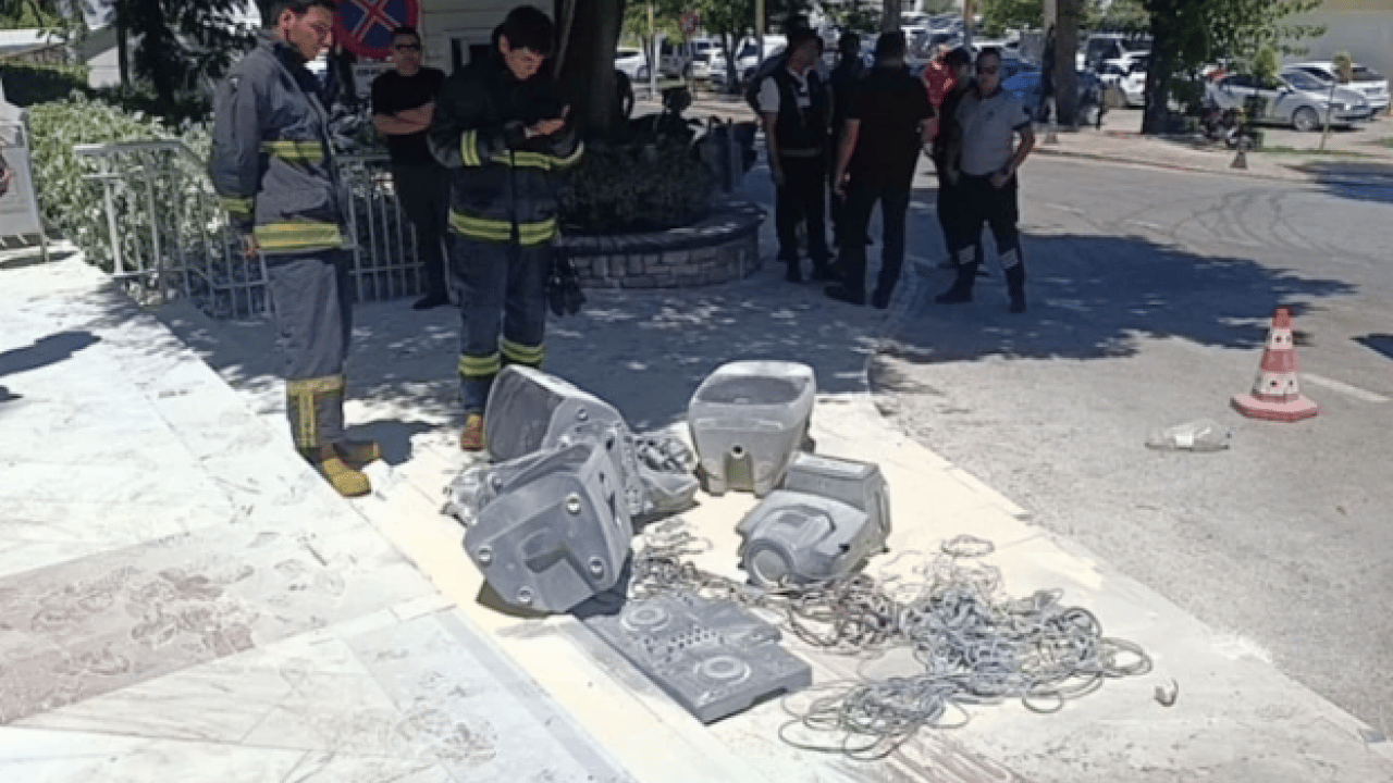 Foto - Kesilen cezası görünce çıldırdı: Belediyenin önünde benzin döküp yaktı