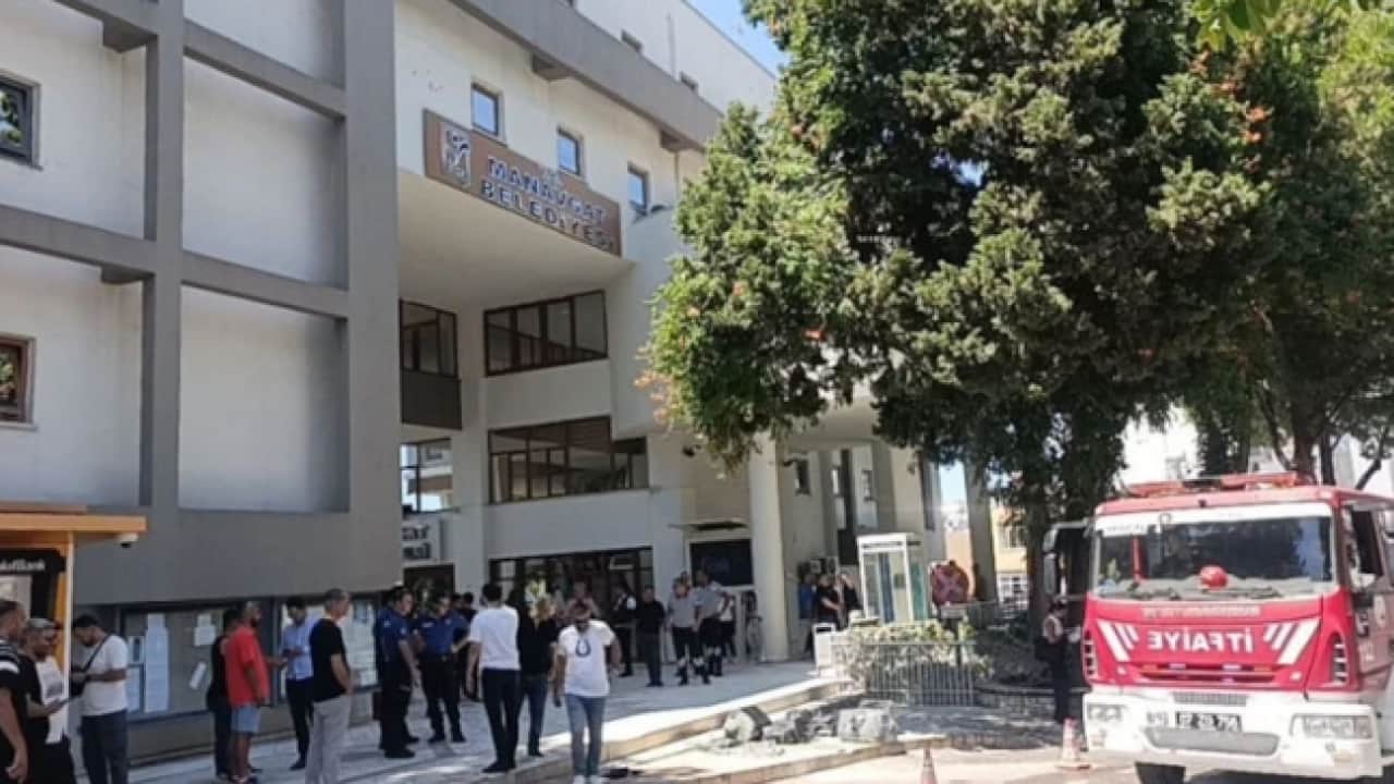 Foto - Kesilen cezası görünce çıldırdı: Belediyenin önünde benzin döküp yaktı