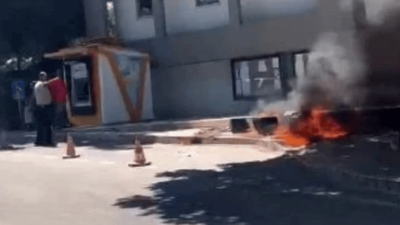 Foto - Kesilen cezası görünce çıldırdı: Belediyenin önünde benzin döküp yaktı
