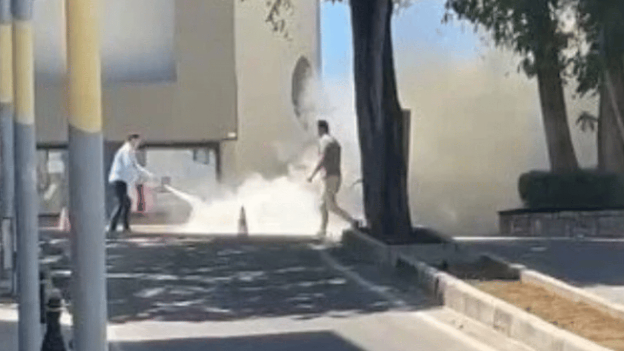 Foto - Kesilen cezası görünce çıldırdı: Belediyenin önünde benzin döküp yaktı