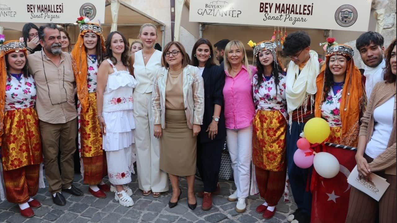 Bey Mahallesi Sanat Sokağı hizmete açıldı! Başkan Şahin: Tarihi mirasımızı koruyoruz
