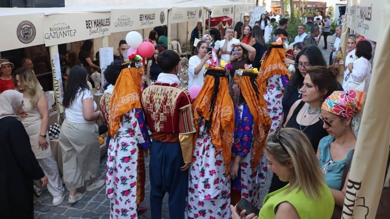 Foto - Bey Mahallesi Sanat Sokağı hizmete açıldı! Başkan Şahin: Tarihi mirasımızı koruyoruz