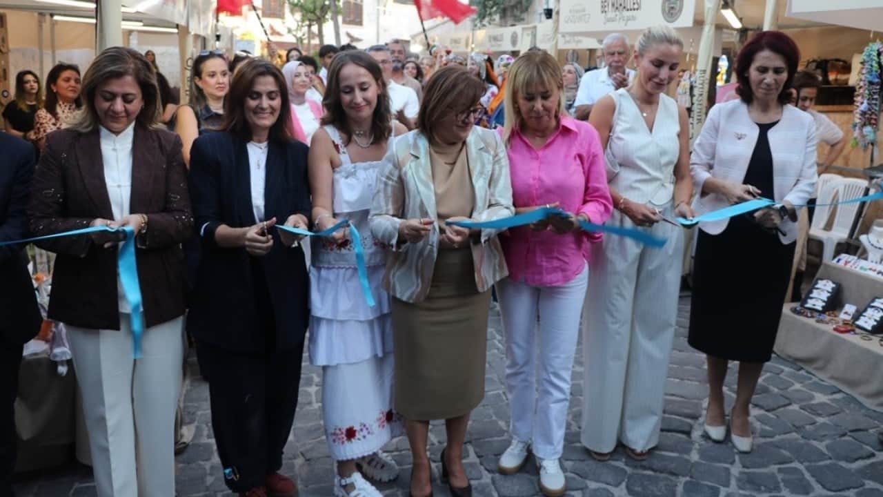 Foto - Bey Mahallesi Sanat Sokağı hizmete açıldı! Başkan Şahin: Tarihi mirasımızı koruyoruz