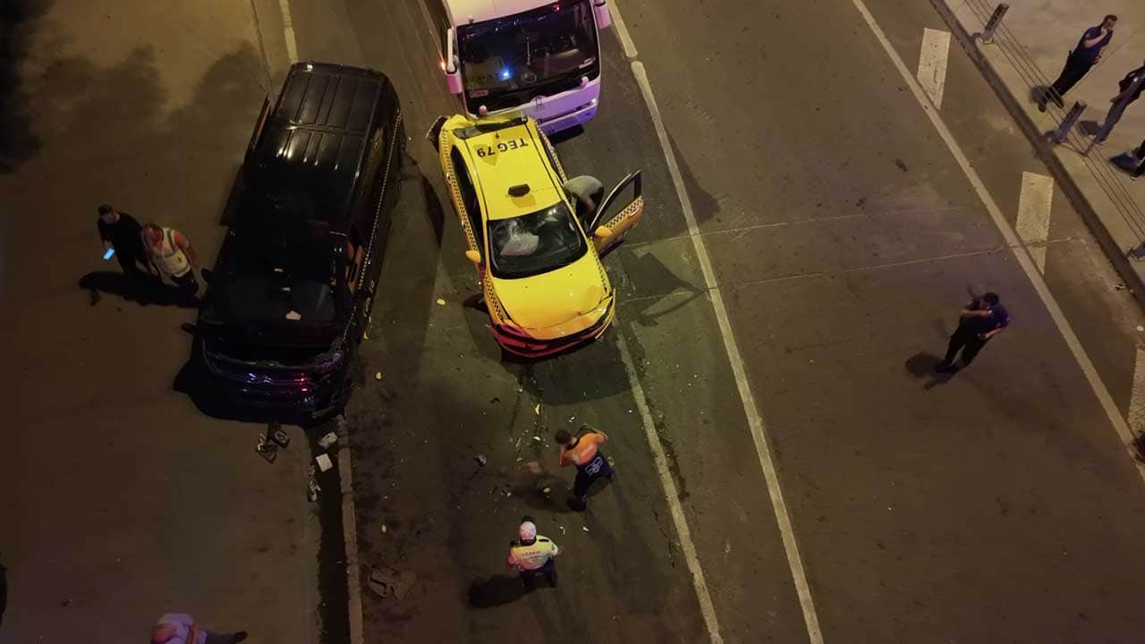 Foto - Beyoğlu'nda katliam gibi kaza! 8 araç birbirine girdi yaralılar var!