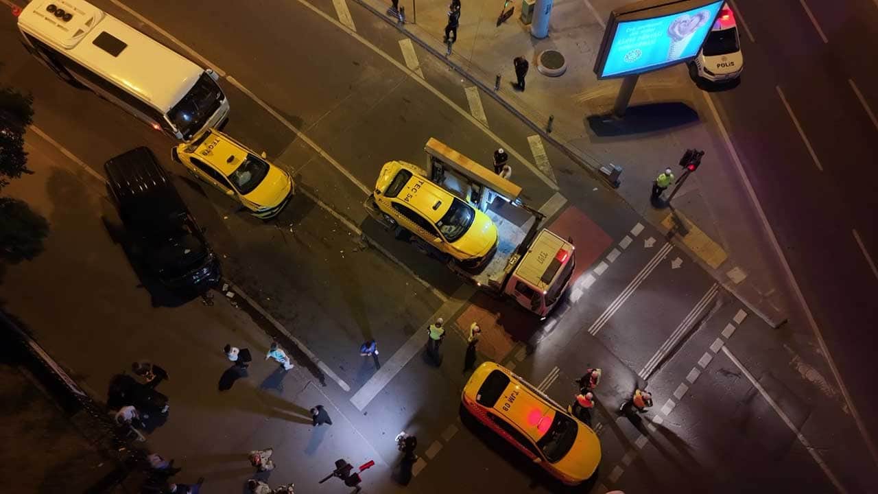 Foto - Beyoğlu'nda katliam gibi kaza! 8 araç birbirine girdi yaralılar var!