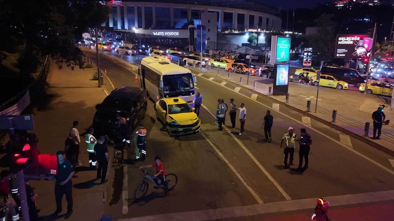 Beyoğlu'nda katliam gibi kaza! 8 araç birbirine girdi yaralılar var!