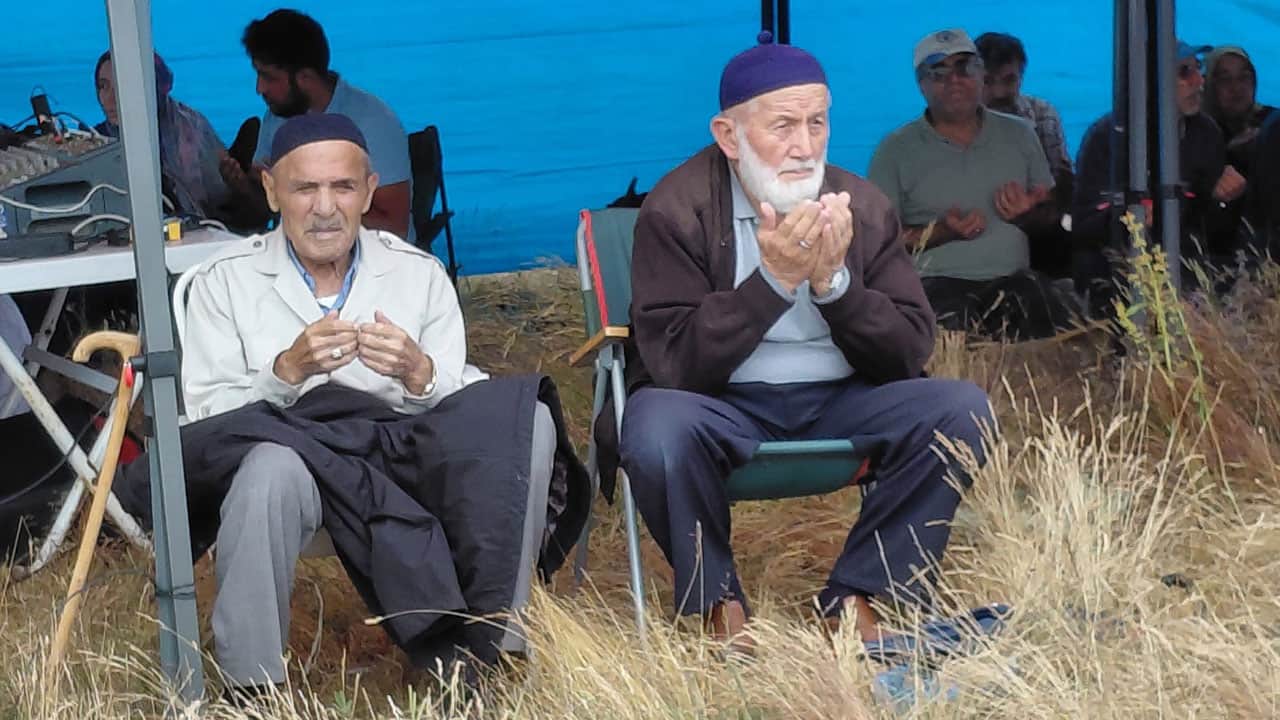 Foto - Bin 850 rakımlı zirvede şifa aradılar: Hacet Bayramı'nda sarı kantaron mesaisi