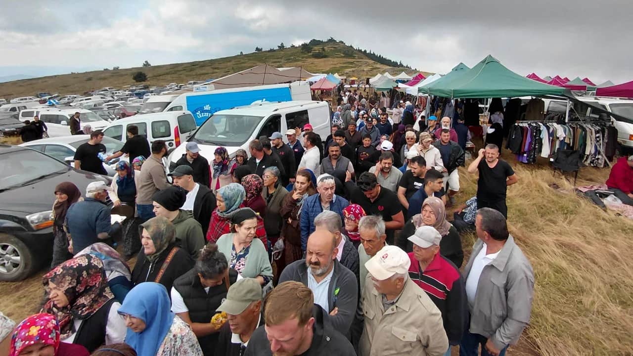 Bin 850 rakımlı zirvede şifa aradılar: Hacet Bayramı'nda sarı kantaron mesaisi