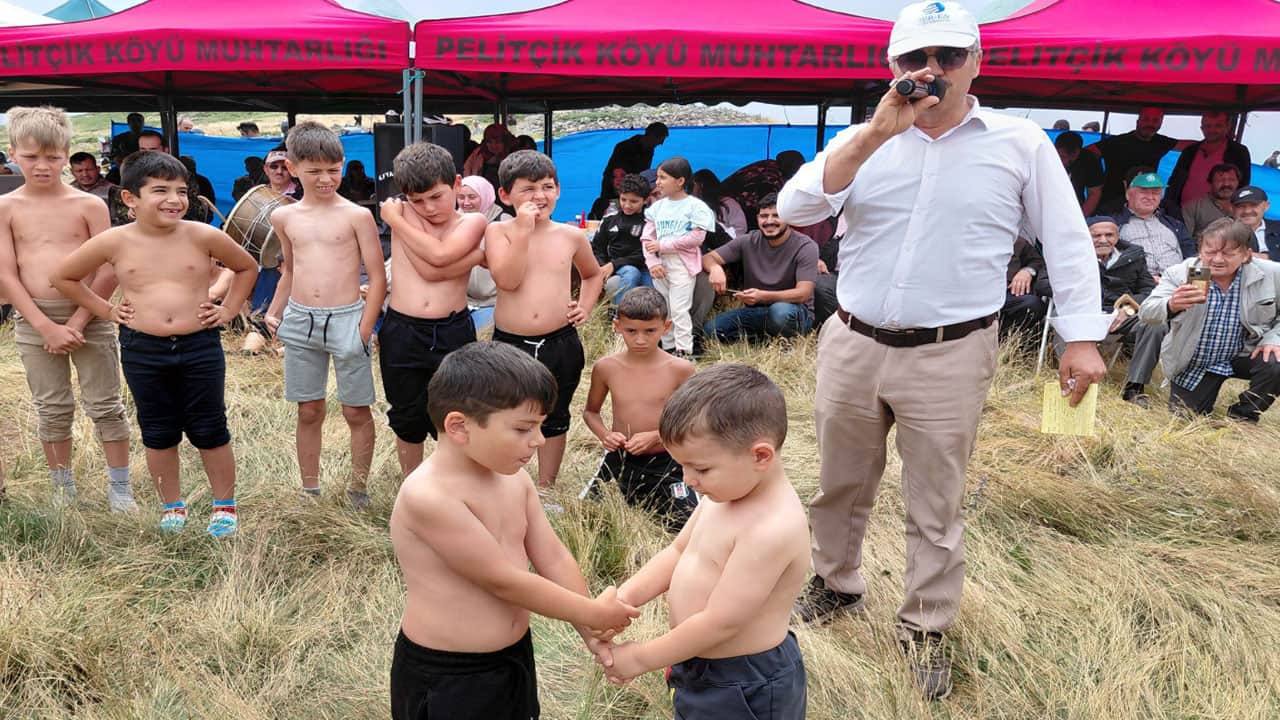 Foto - Bin 850 rakımlı zirvede şifa aradılar: Hacet Bayramı'nda sarı kantaron mesaisi