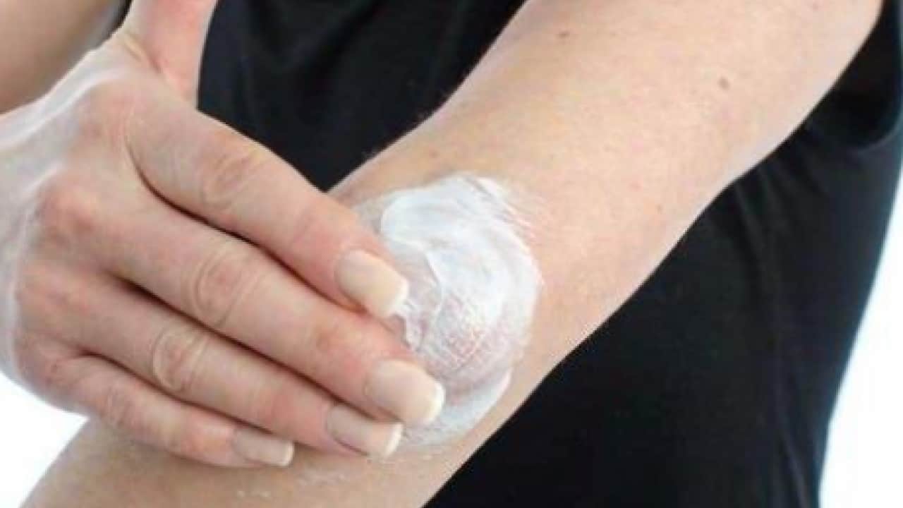 Foto - Bu ikiliyi karıştırıp sürün yeter: Dirsekteki kararmalara son son veriyor!