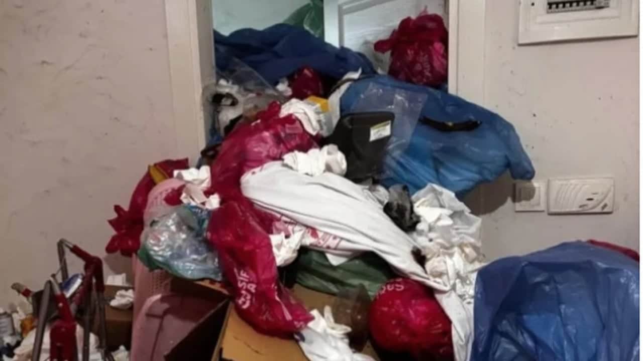 Foto - Bu nasıl hemşire böyle? Bu evde yaşıyordu, çöplerin içinde bulunanlar mesleğinden etti