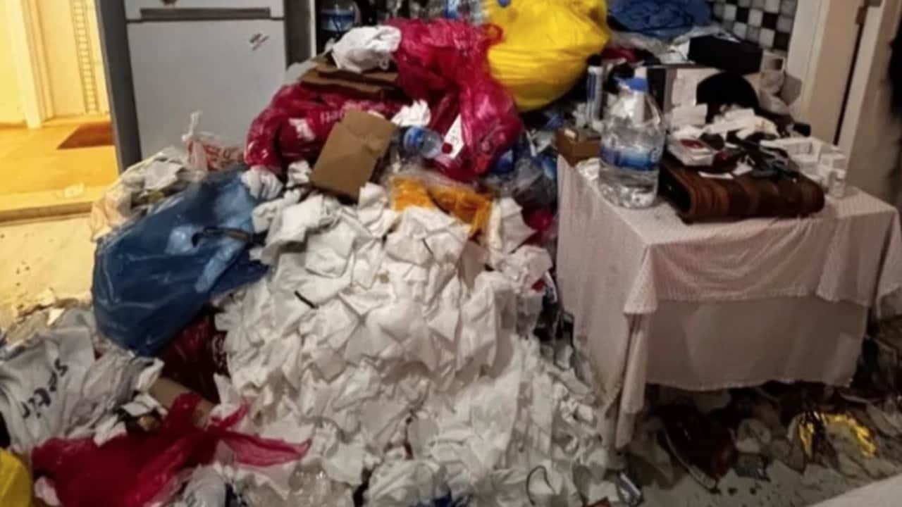 Foto - Bu nasıl hemşire böyle? Bu evde yaşıyordu, çöplerin içinde bulunanlar mesleğinden etti